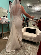Load image into Gallery viewer, Essense of Australia &#39;D3288&#39; wedding dress size-12 PREOWNED
