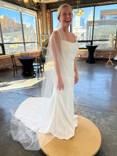 Load image into Gallery viewer, Allure Bridals &#39;3665&#39; wedding dress size-04 NEW
