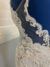 Load image into Gallery viewer, Martina Liana &#39;1004&#39; wedding dress size-04 NEW
