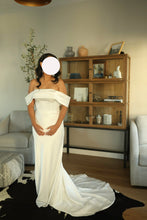 Load image into Gallery viewer, Evie Young &#39;Hayes&#39; wedding dress size-04 PREOWNED
