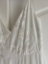 Load image into Gallery viewer, BHLDN &#39;Bonaire V-Neck Embroidered&#39; wedding dress size-12 NEW
