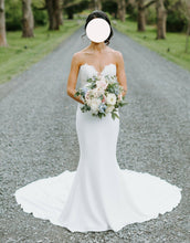 Load image into Gallery viewer, Enzoani &#39;Marnie&#39; wedding dress size-00 PREOWNED
