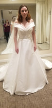 Load image into Gallery viewer, Stella York &#39;6865ZZ&#39; wedding dress size-08 PREOWNED
