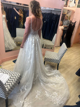 Load image into Gallery viewer, Allure Bridals &#39;9802&#39;
