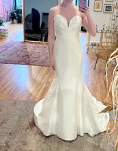 Load image into Gallery viewer, Essense of Australia &#39;D3822&#39; wedding dress size-04 NEW
