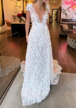 Load image into Gallery viewer, BERTA &#39;22-03&#39; wedding dress size-06 SAMPLE
