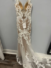 Load image into Gallery viewer, Etoile  &#39;Francesca &#39; wedding dress size-02 NEW
