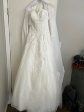 Load image into Gallery viewer, Essense of Australia &#39;Essence Designs D2605&#39; wedding dress size-10 NEW
