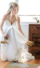 Load image into Gallery viewer, Hayley Paige &#39;Louie&#39; wedding dress size-02 PREOWNED
