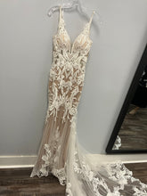 Load image into Gallery viewer, Etoile  &#39;Francesca &#39; wedding dress size-02 NEW
