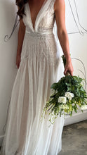 Load image into Gallery viewer, Liz martinez &#39;Marigold &#39; wedding dress size-04 PREOWNED
