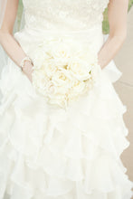 Load image into Gallery viewer, Jim Hjelm &#39;8962 Semi Sweetheart&#39; size 6 used wedding dress front view on bride
