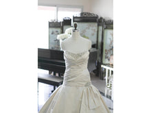 Load image into Gallery viewer, Kenneth Pool &#39;Fabiana&#39; - Kenneth Pool - Nearly Newlywed Bridal Boutique - 1
