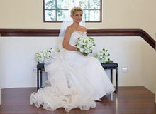 Load image into Gallery viewer, Amsale &#39;Elle&#39; - Amsale - Nearly Newlywed Bridal Boutique - 3
