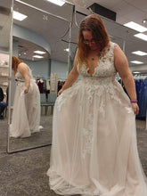 Load image into Gallery viewer, Oleg Cassini &#39;8CWG924&#39; wedding dress size-18W NEW
