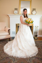 Load image into Gallery viewer, Justin Alexander &#39;Ivory Lace&#39; size 16 used wedding dress front view on bride
