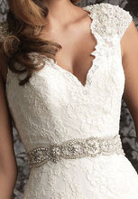 Load image into Gallery viewer, Allure Bridals &#39;Romance 9010&#39; - Allure Bridals - Nearly Newlywed Bridal Boutique - 1
