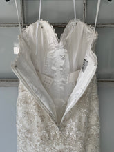 Load image into Gallery viewer, Dennis Basso &#39;33067778&#39; wedding dress size-04 NEW
