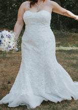 Load image into Gallery viewer, Galina &#39;Signature&#39; size 16 used wedding dress front view on bride
