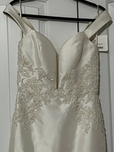 Load image into Gallery viewer, Kenneth Pool &#39;Mikayla K492&#39; wedding dress size-04 NEW
