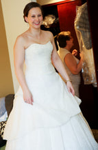 Load image into Gallery viewer, Monique Lhuillier &#39;Bellflower&#39; - Monique Lhuillier - Nearly Newlywed Bridal Boutique - 6
