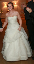 Load image into Gallery viewer, Monique Lhuillier &#39;Bellflower&#39; - Monique Lhuillier - Nearly Newlywed Bridal Boutique - 3
