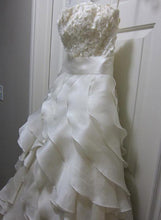 Load image into Gallery viewer, Jim Hjelm &#39;8962 Semi Sweetheart&#39; size 6 used wedding dress side view on hanger
