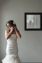 Load image into Gallery viewer, Vera Wang &#39;Kathleen&#39; size 0 used wedding dress front view on bride
