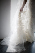 Load image into Gallery viewer, Amsale &#39;Nichole&#39; wedding dress size-02 PREOWNED
