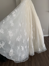 Load image into Gallery viewer, White by Vera Wang &#39;VW351426&#39; wedding dress size-06 PREOWNED
