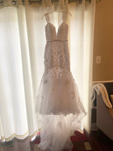 Load image into Gallery viewer, Oleg Cassini &#39;Mermaid&#39; wedding dress size-06 PREOWNED
