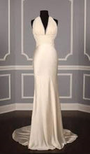 Load image into Gallery viewer, Vera Wang &#39;2G144&#39; size 4 used wedding dress front view on mannequin
