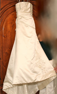 Vera Wang Silk Strapless Mermaid Wedding Dress - Nearly Newlywed Wedding Dress Shop - Nearly Newlywed Bridal Boutique - 2