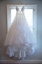 Load image into Gallery viewer,  &#39;ball gown&#39; wedding dress size-06 PREOWNED
