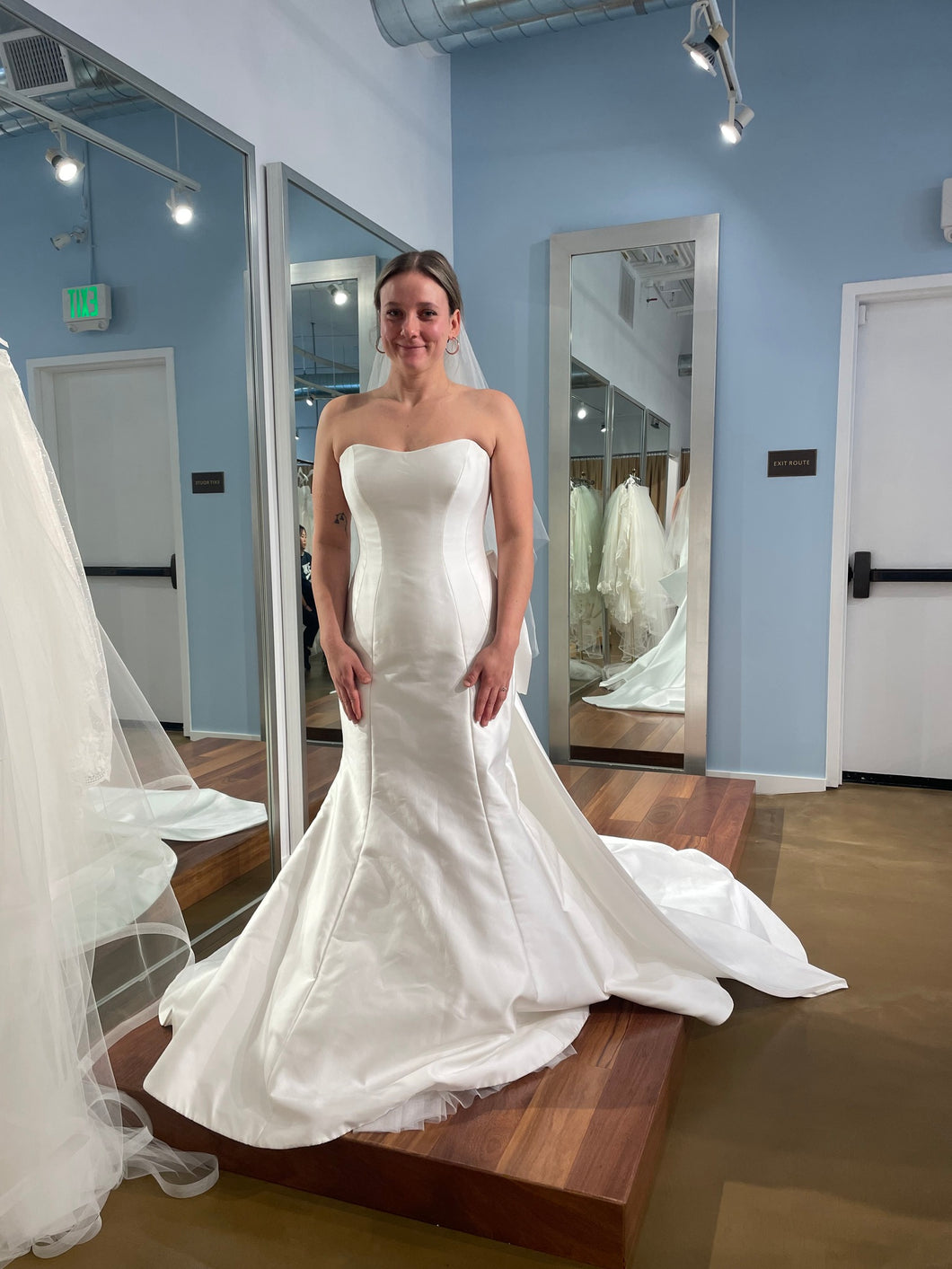 Suzanne Neville 'Joy' wedding dress size-08 SAMPLE