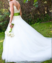Load image into Gallery viewer, Monique Lhuillier &#39;Swan Lake&#39; - Monique Lhuillier - Nearly Newlywed Bridal Boutique - 3
