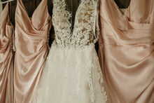 Load image into Gallery viewer, Enzoani &#39;Riva &#39; wedding dress size-06 PREOWNED
