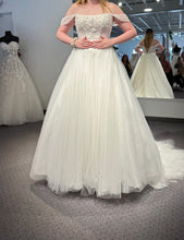 Load image into Gallery viewer, Stella York &#39;7646&#39; wedding dress size-12 NEW
