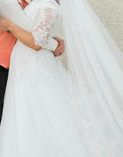 Load image into Gallery viewer, Rachel Marie &#39;Sweetheart neckline&#39; wedding dress size-18 PREOWNED
