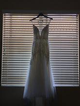 Load image into Gallery viewer, Vera Wang White &#39;Tulle&#39; size 12 used wedding dress front view on hanger
