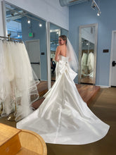 Load image into Gallery viewer, Suzanne Neville &#39;Joy&#39; wedding dress size-08 SAMPLE
