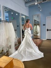 Load image into Gallery viewer, Suzanne Neville &#39;Joy&#39; wedding dress size-08 SAMPLE
