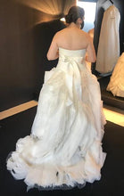 Load image into Gallery viewer, Vera Wang &#39;Diana&#39; wedding dress size-12 PREOWNED
