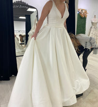Load image into Gallery viewer, Allure Bridals &#39;9473&#39; wedding dress size-10 SAMPLE
