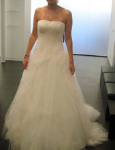Load image into Gallery viewer, Vera Wang &#39;Jade&#39; wedding dress size-06 PREOWNED

