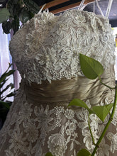 Load image into Gallery viewer, Justin Alexander &#39;8645&#39; wedding dress size-18W PREOWNED

