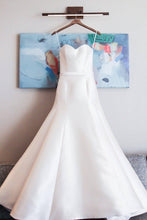 Load image into Gallery viewer, Augusta Jones &#39;Rebecca &#39; wedding dress size-04 PREOWNED
