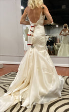 Load image into Gallery viewer, Alvina Valenta &#39;9406&#39; wedding dress size-10 SAMPLE
