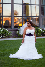 Load image into Gallery viewer, David&#39;s Bridal &#39;Classic strapless&#39; wedding dress size-14 PREOWNED
