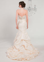 Load image into Gallery viewer, Winnie Couture &#39;Katarina&#39; Wedding Dress - Winnie Couture - Nearly Newlywed Bridal Boutique - 2
